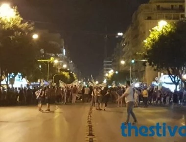 Θεσσαλονίκη: Εκατοντάδες διαδηλωτές μπροστά από τα γραφεία του ΣΥΡΙΖΑ - Συμπλοκές με κουκουλοφόρους (βίντεο)